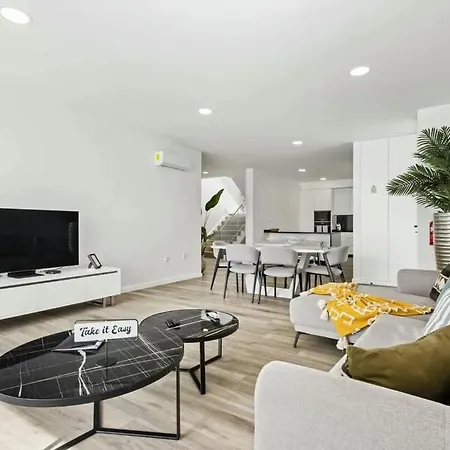 Excellent Location For Family And Friends *