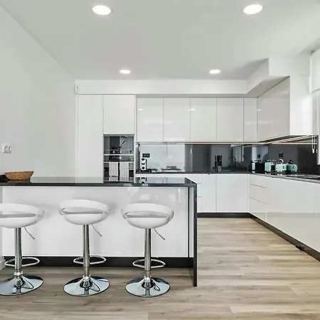 Apartment Excellent Location For Family And Friends *