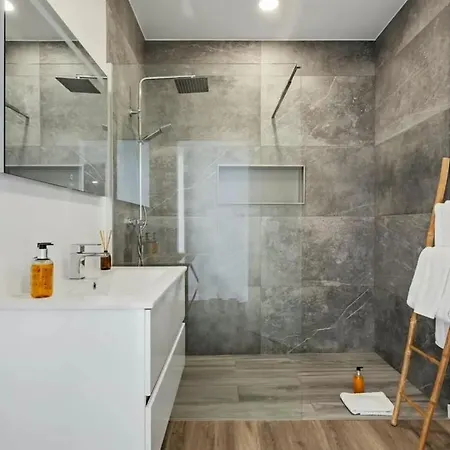 Excellent Location For Family And Friends Apartment